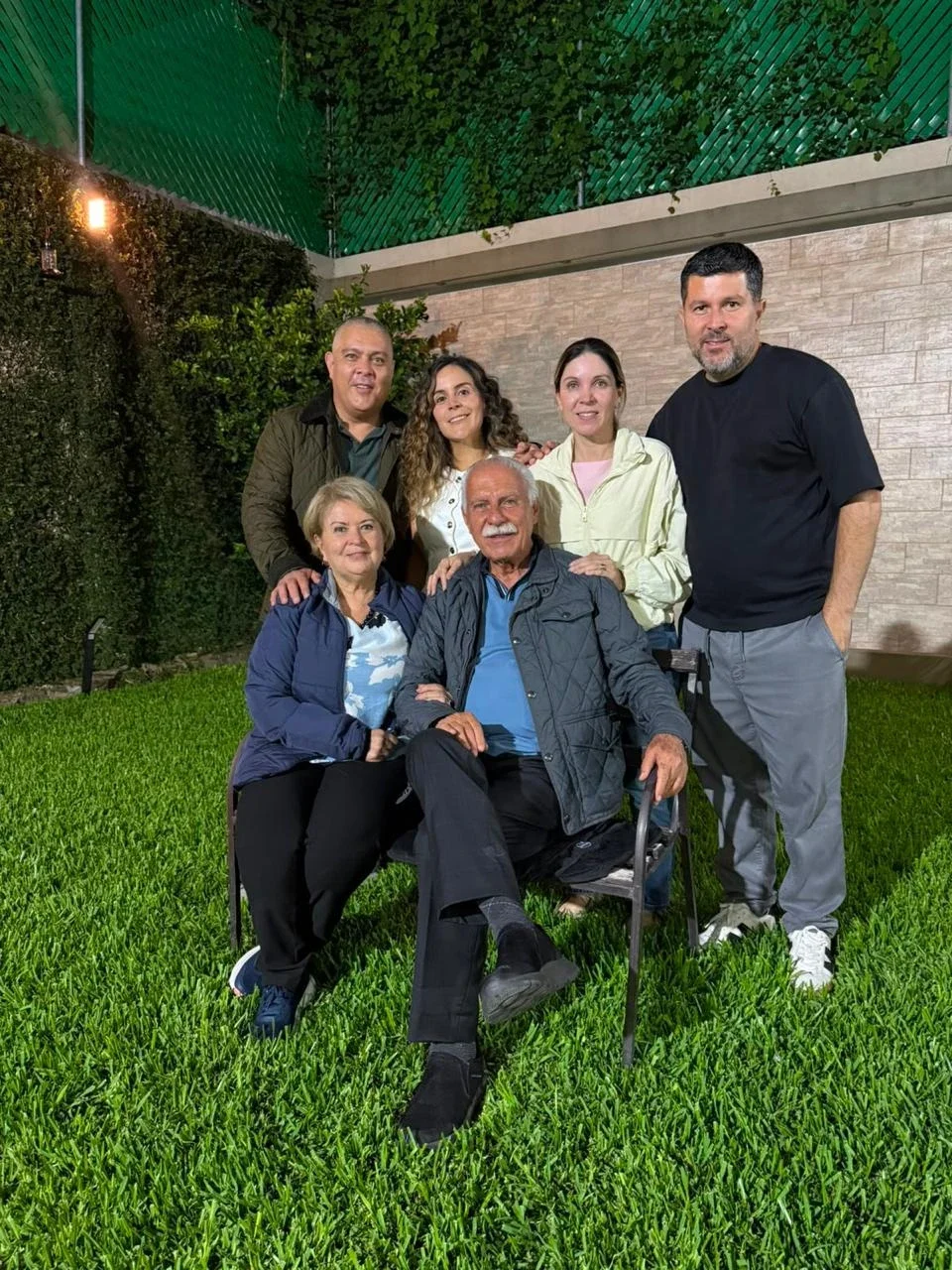 Rey y Reyna hoy, rodeados de su familia